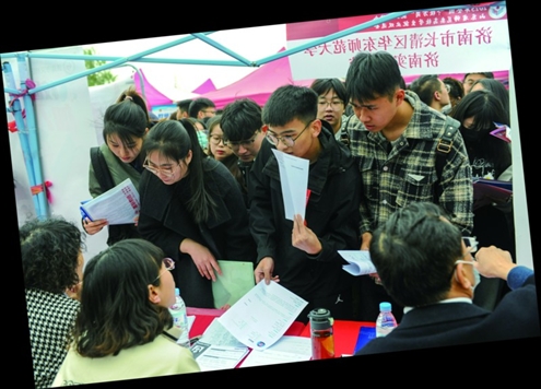 招聘单位工作人员向求职者介绍岗位信息